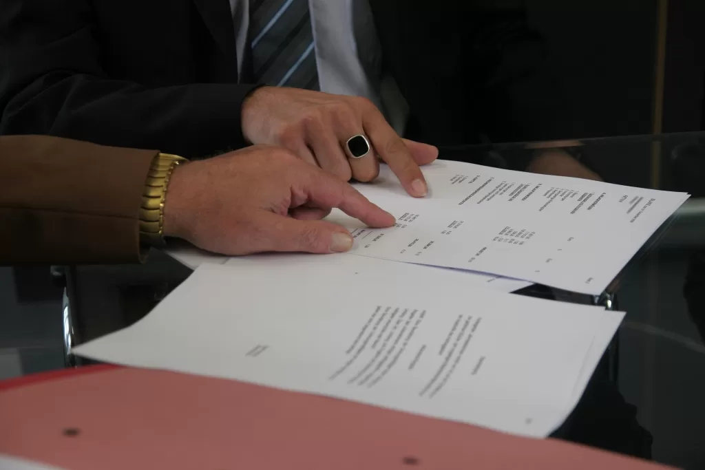 Registrazione contratti: perché il doppio controllo umano batte l’automazione cieca